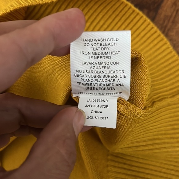 joseph A women’s Button up cardigan sweater Size S saffron NWT - Picture 4 of 9